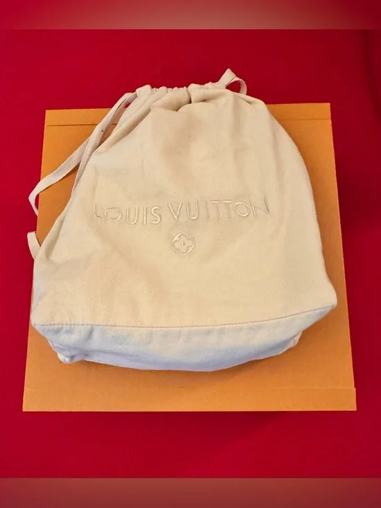 Louis Vuitton Capucines Mini Bag crafted from black leather with Lizard skin. - Picture 2 of 5